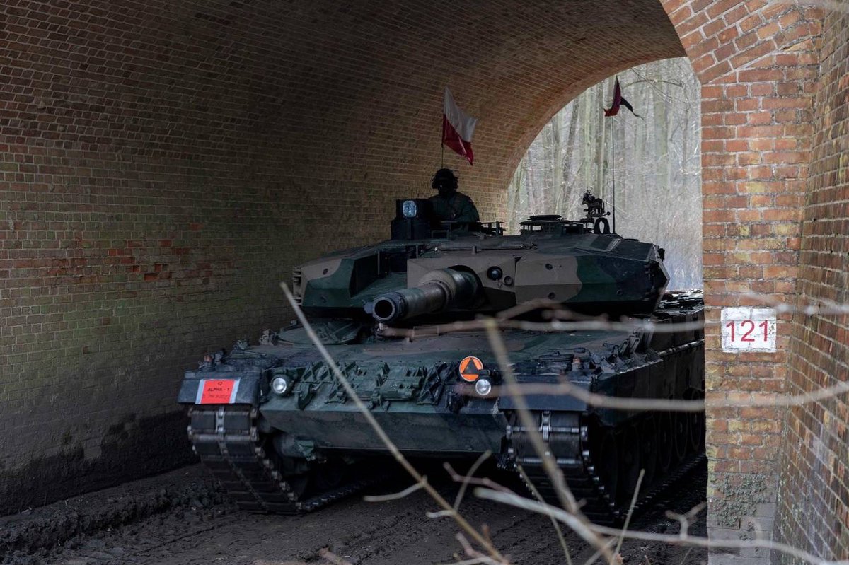 Shy tank wants to come out and play with the other tanks. 😂 🇵🇱 Leopard 2 Main Battle Tank awaits its turn to cross the River Vistula during #NATO exercise #SteadfastDefender24 which saw whole brigades to cross quickly all while protected by integrated air defence.