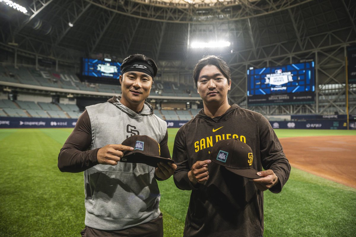 Padres's tweet photo. Our boys are home 🤎

#SeoulSeries https://t.co/RUidbqUPdD