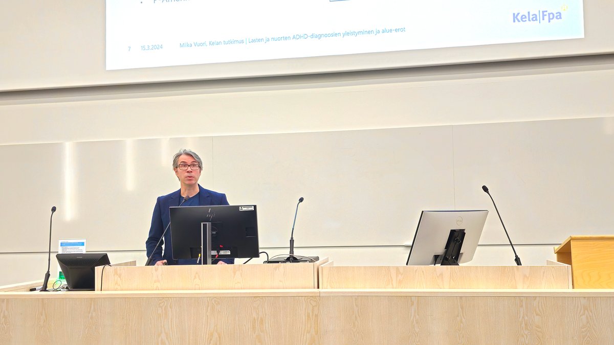 Erikoistutkija @Miika_Vuori pitää toisen pääpuheenvuoron, jossa avataan lasten ja nuorten #ADHD-diagnoosien epidemiologiaa. 

Suomessa sukupuolierot lasten ADHD-lääkehoidossa on kansainvälisessä vertailussa poikkeuksellisen suuri. Pojilla lääkehoito on huomattavasti yleisempää.