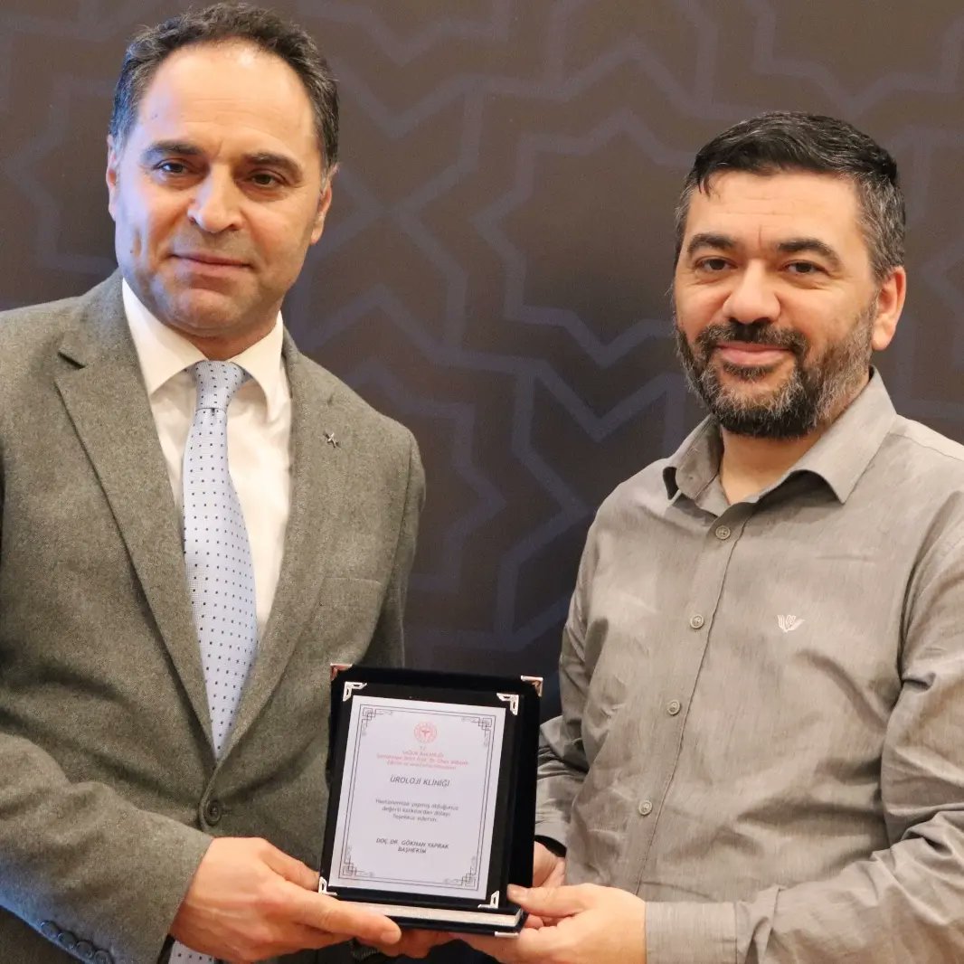 Cahitsahinf's tweet photo. Hekimlikte en büyük ödül hastanızı iyileştirmektir. 
Sancaktepe Eğitim ve Araştırma Hastanesi
Üroloji kliniği adına aldığım bu ödülü, ülkemin gariban insanlarının sağlığına ithaf ediyorum. 

Doç. Dr. Cahit ŞAHİN 
Sancaktepe Eğitim ve Araştırma hastanesi/Üroloji/ İstanbul https://t.co/2vt8C9pa6U
