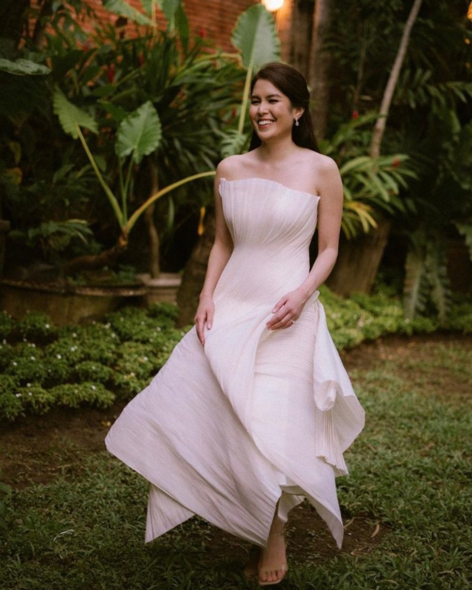 Learn more about Maiqui Pineda as she embarks on a lifelong journey as the wife and partner of Robi Domingo. bitly.ws/3fPPt

📷 jajasamaniego, _pearlstudio
