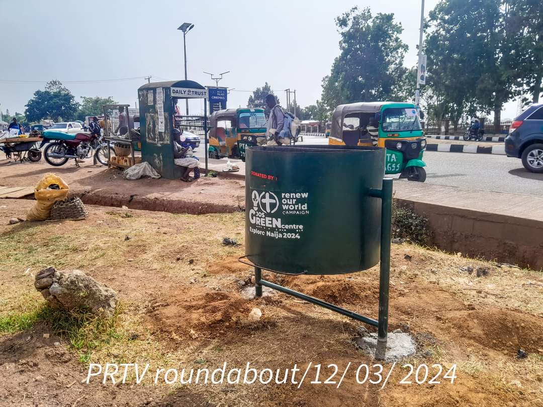 JosGreenCentre's tweet photo. Jos Green Centre in partnership with Renew Our World Campaign and Explore Naija, donated six waste collectors to Plateau State government, to support our shared goal of keeping Plateau clean and green. If you sight any of the bins, please drop your trash in it.
#KeepPlateauClean https://t.co/yTUJt5lKcQ