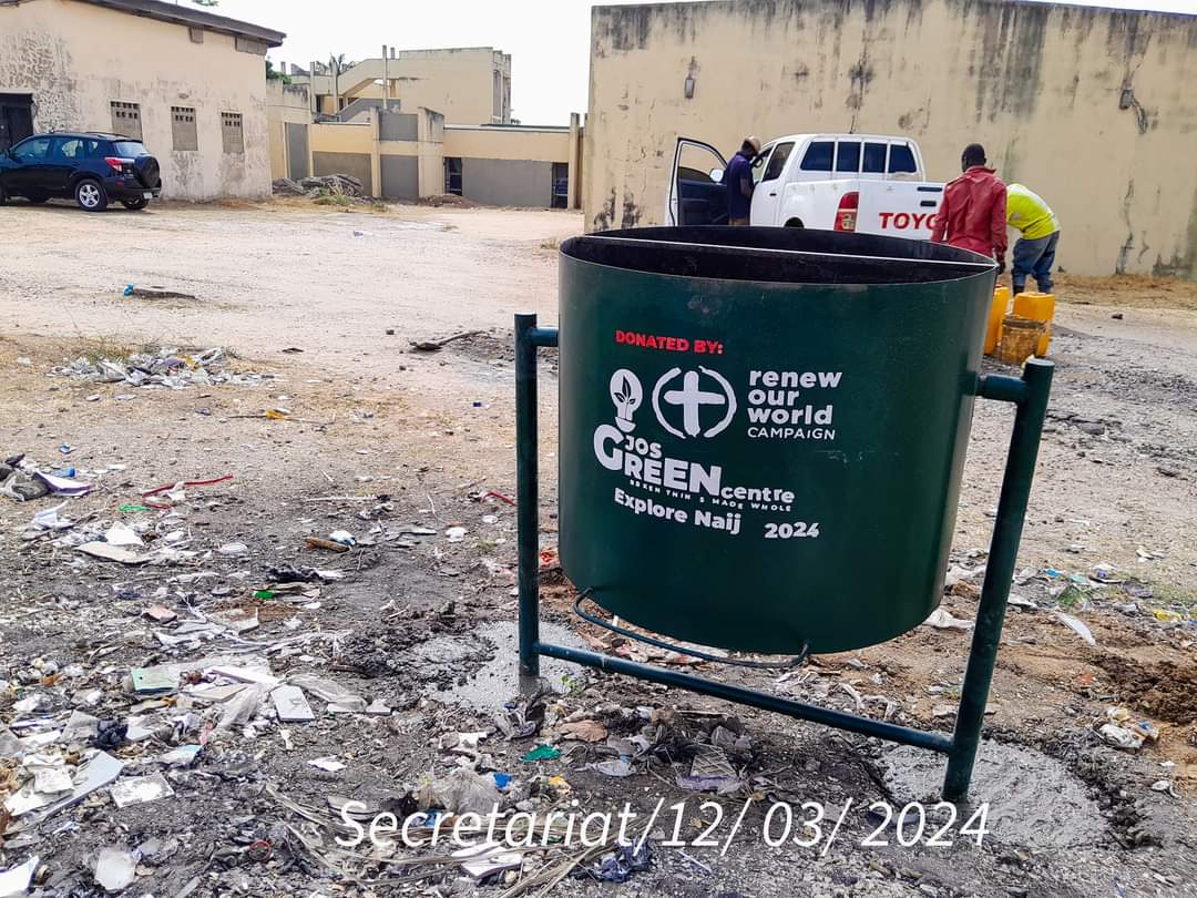 JosGreenCentre's tweet photo. Jos Green Centre in partnership with Renew Our World Campaign and Explore Naija, donated six waste collectors to Plateau State government, to support our shared goal of keeping Plateau clean and green. If you sight any of the bins, please drop your trash in it.
#KeepPlateauClean https://t.co/yTUJt5lKcQ