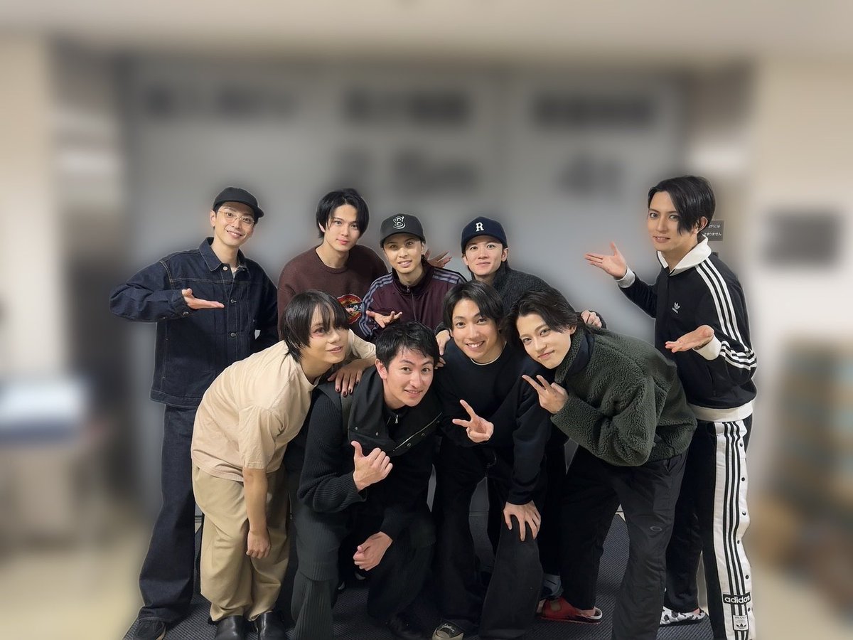 LimitedYu's tweet photo. ミュージカル『刀剣乱舞』〜陸奥一蓮〜
本日もありがとうございました😊

外に出るとまだ明るくて、暖かくなってきたなーと思っています。今も思っています。

1枚目の写真はまりおくんに大包平をかっこよく撮っていただきました📷

そして！！！
樟太郎くんと有くんが見に来てくれました✌️

#刀ミュ https://t.co/Ym9osrtnic
