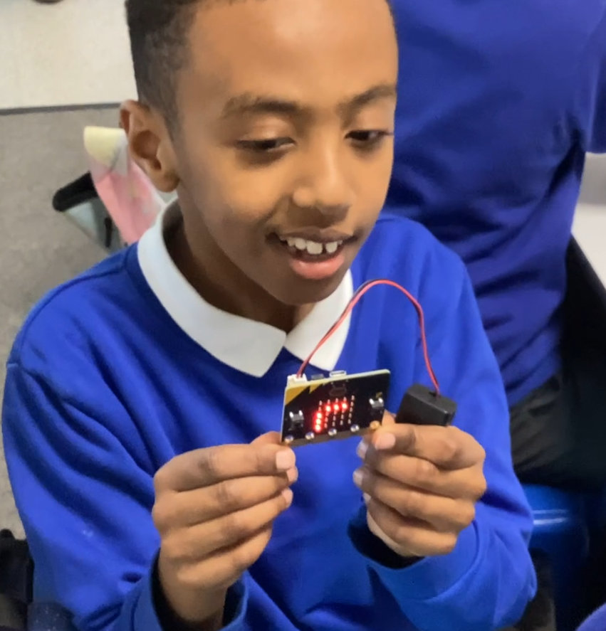 MinervaCLF's tweet photo. Year 4 had a brilliant time learning about microbits and how we can programme them. They loved working in teams and sharing their achievements. #microbits #Cabotfederation https://t.co/N6n0dxT9wL