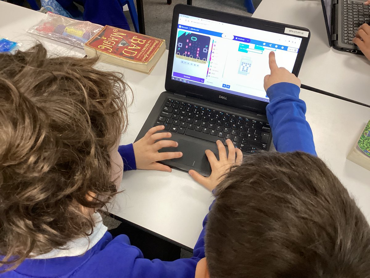 MinervaCLF's tweet photo. Year 4 had a brilliant time learning about microbits and how we can programme them. They loved working in teams and sharing their achievements. #microbits #Cabotfederation https://t.co/N6n0dxT9wL