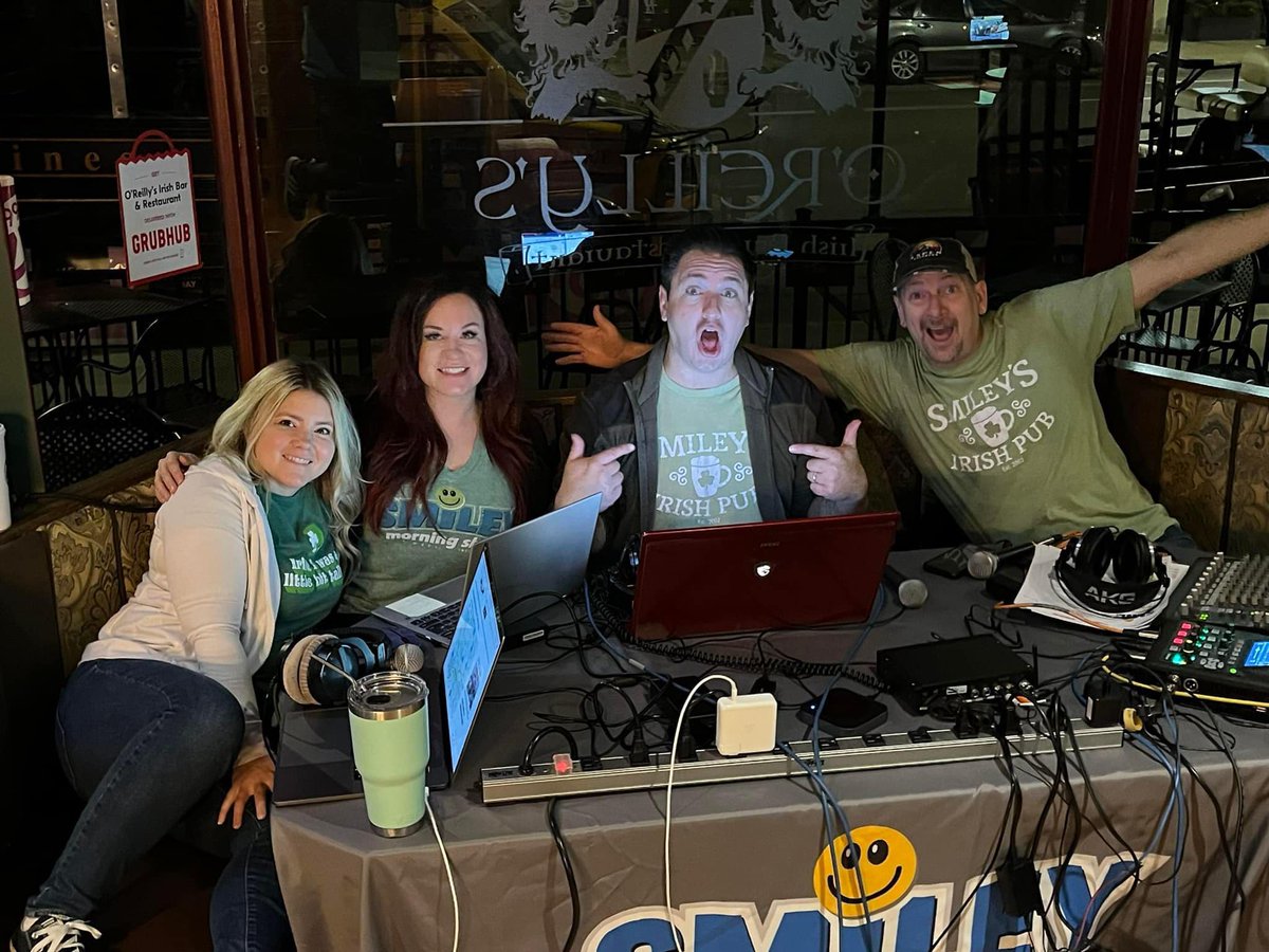 smileyradioshow's tweet image. the @smileyradioshow is LIVE at @oreillysbar ...come down for some St Patrick's Day fun until 10am this morning! then -- look for ZPL in the St Patrick's Day parade... #GreenBeer #indy #LiveLocalRadio #WeekendBlastOff #PartyBeforeTheParade