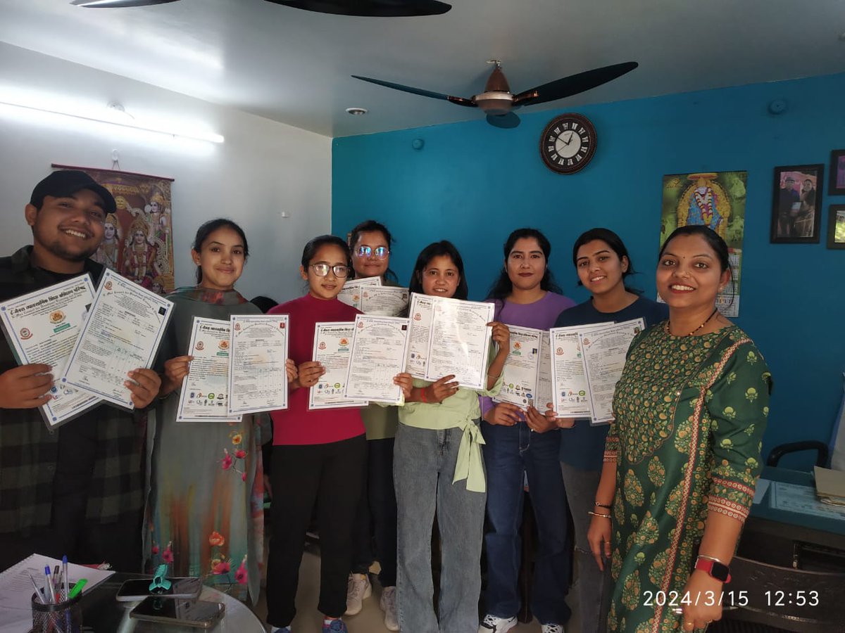Emaxcomputer's tweet photo. 🎓✨ Exciting News from E-MAX Education Branch in Uttarakhand! 🎉📜
 📸🎉 #EMAXUttarakhand #CertificateDistribution #ProudMoment 

https://t.co/n9cCHeF1ys https://t.co/Z9W3lkCQ4N