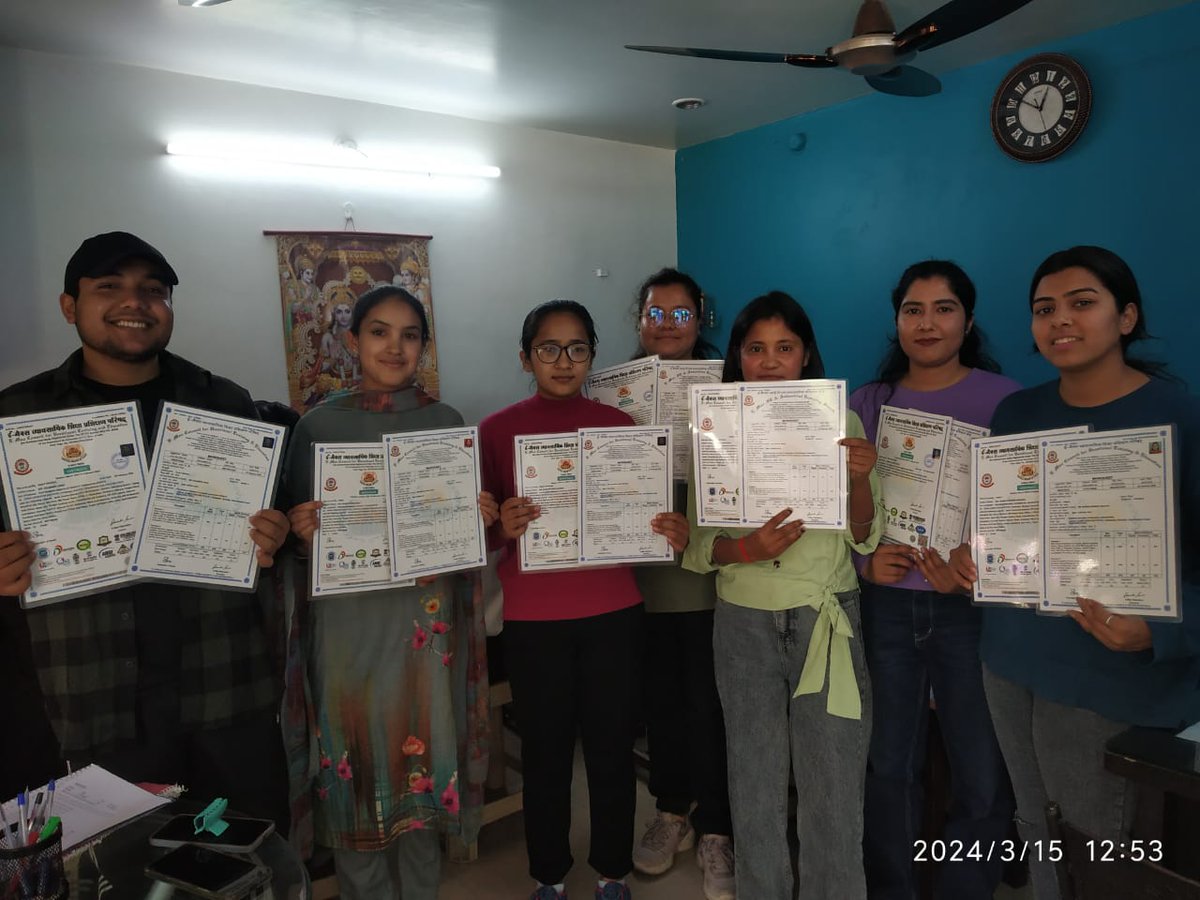 Emaxcomputer's tweet photo. 🎓✨ Exciting News from E-MAX Education Branch in Uttarakhand! 🎉📜
 📸🎉 #EMAXUttarakhand #CertificateDistribution #ProudMoment 

https://t.co/n9cCHeF1ys https://t.co/Z9W3lkCQ4N