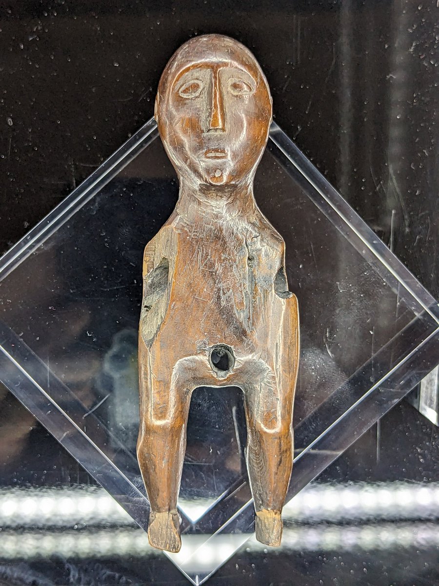 #FindsFriday The tiny 13cm Strata Florida boxwood female figurine, a wetland find from 1903 now on display in @CeredigionMus, #Aberystwyth

 C14 dated to 43BC-67AD, Late #IronAge - a hugely important ritual figure from #Ceredigion & one of earliest from Wales

📷My own