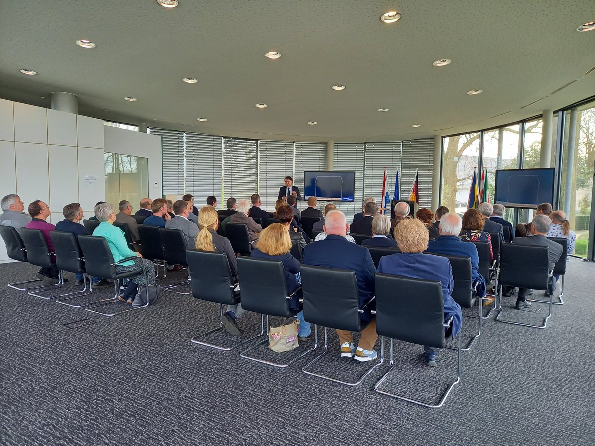 Ruim 40 Euregioraadsleden en ambtelijke contactpersonen kwamen gisteren  in het Euregio-Forum bijeen voor een lezing van Wiel Lenders van het Vrijheidsmusem <a href="/Nooit1Verhaal/">Vrijheidsmuseum</a>  en om te netwerken. Een geslaagde bijeenkomst!