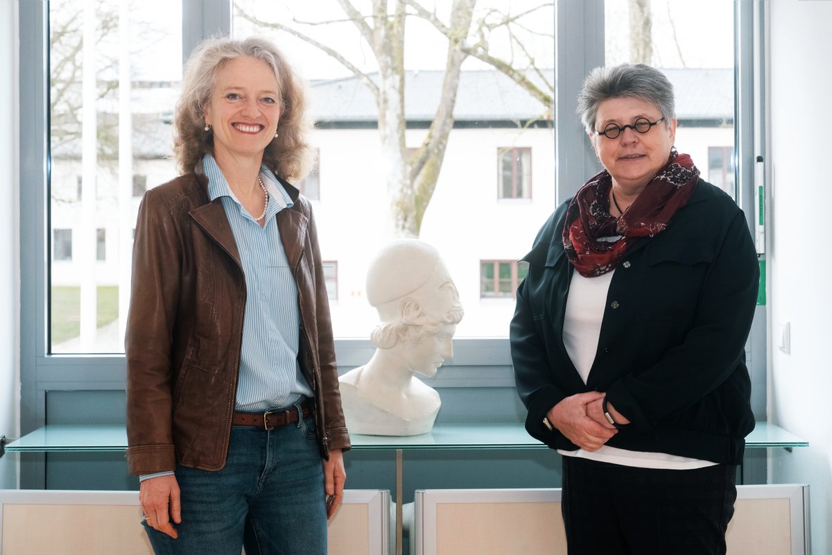 Noch mehr Zusammenarbeit bei der akademischen Ausbildung und bei verschiedenen Forschungsprojekten: beim Besuch in München waren dies die wesentlichen Inhalte der Gespräche zwischen den Präsidentinnen der @unibw_m und des #BAAINBw, Prof. Eva-Maria Kern und Annette Lehnigk-Emden.