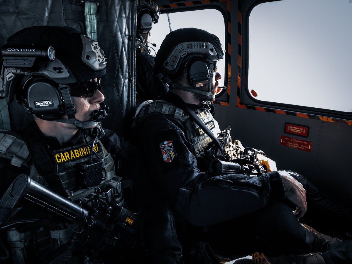 _Carabinieri_'s tweet photo. #15marzo 2002: il 1° Rgt #Carabinieri Paracadutisti "Tuscania", fino a quel momento nei ranghi della Brigata “Folgore” dell'Esercito, viene reso autonomo. Reparto altamente specializzato, svolge compiti militari, addestrativi e di supporto all’Arma territoriale https://t.co/Za3pRsLNia