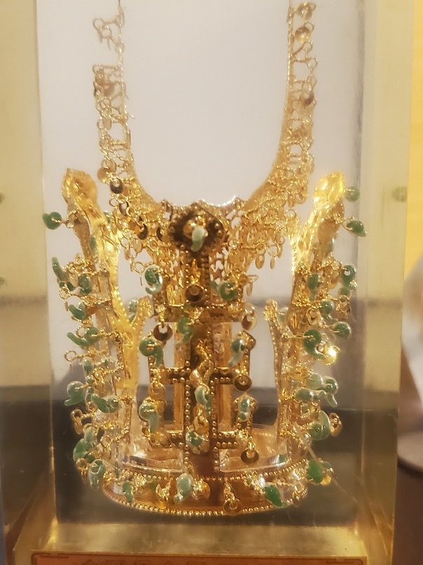 sam84466893's tweet photo. My uncle recieved this as an awRd from Chun myung kee who was in charge of the ministry of health and social affairs in Korea. My uncle lete hold this crown for safekeeping since 1997 and I've held it safe since. It's a national treasure of South Korea and a proud family heirloom https://t.co/p94F66irzd