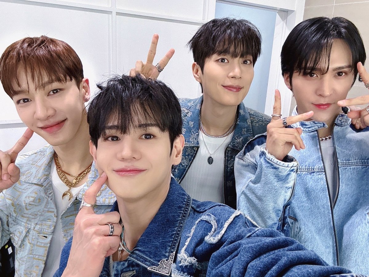 Highlight_AUent's tweet photo. 🗓 놓칠 수 없는 오늘의 하이라이트(Highlight)

✅ 17:15 [단체] KBS2 뮤직뱅크 (채널 KBS2)
✅ 19:00 [요섭/기광] 슈돌 유튜브 - 아이클라우드 (KBS 슈퍼맨이 돌아왔다 공식 유튜브)
✅ 20:00 [단체] 잇츠라이브 - the Fillin‘ Live (잇츠라이브 공식 유튜브)
✅ 22:00 [단체] KBS2 더 시즌즈 이효리의 레드카펫 (채널 KBS2)

하이라이트로 가득한 금요일💡
행복하게 Shake your BODY 💙💛💚💜

#하이라이트 #HIGHLIGHT
#스위치온 #Switch_On #바디 #BODY
#윤두준 #YOONDUJUN
#양요섭 #YANGYOSEOP
#이기광 #LEEGIKWANG
#손동운 #SONDONGWOON
