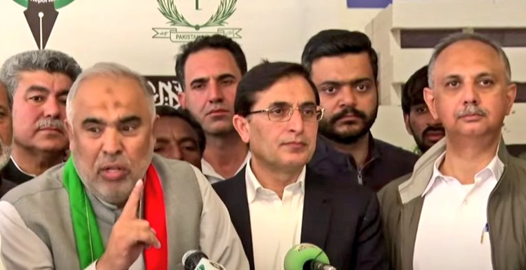 آپ سب سے وعدہ کرتا ہوں ایوان میں اور سڑکوں پر انکا مقابلہ کریں گے مزاحمت کیلئے اپنے آپکو تیار کر رہے ہیں۔

اسد قیصر۔۔۔۔۔۔۔