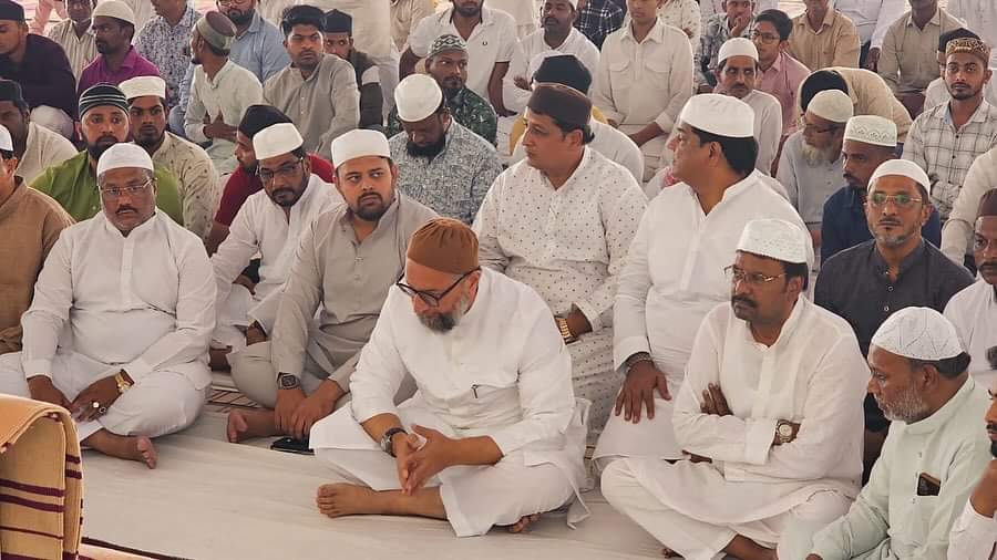MehdiHa67774942's tweet photo. #Aimim Chief Barrister @asadowaisi sb Today Namaz E Jummah @ Makkah Masjid Hyderabad. 🫂🦁😍👍✅🤲📿 https://t.co/d2Bo5IcD8l