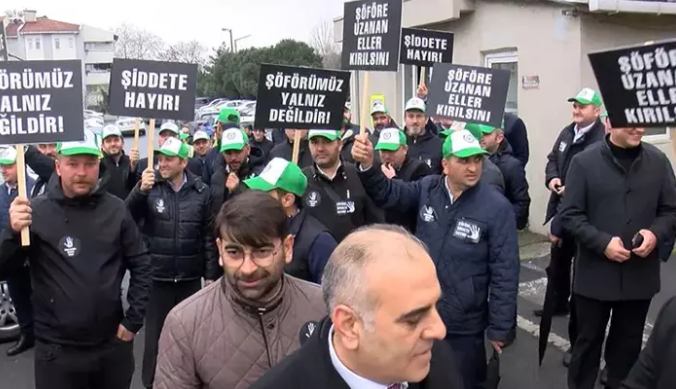Küçükçekmece'de İETT şoförleri arkadaşlarına yapılan bıçaklı saldırıyı protesto etti
dha.com.tr/2404822