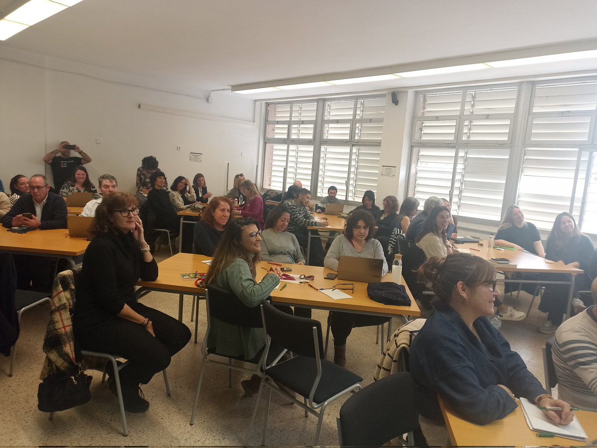 xarxaCb's tweet image. Avui, a l&apos;Escola d&apos;hivern de la Xarxa, al @CRPHospitalet, Conxita Márquez explica algunes tensions que tenen lloc quan parlem sobre el cicle de l&apos;aprenentatge: &quot;Ensenyar no és dir, aprendre no és absorbir, el saber no és una col·lecció de fets i respostes&quot; (Astolfi)