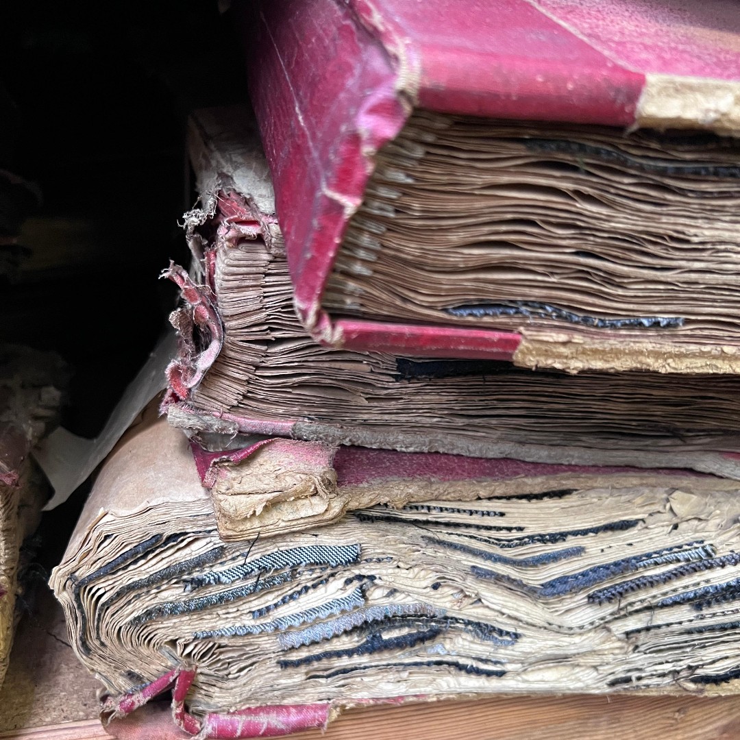sunnybankmills's tweet image. Are you a paper lover? Come find out about the mouldy &amp;amp; grotty; cleaning; tears, repairs, infills and what can go wrong in the world of paper conservation - all at our next Weaving Voices talk on Saturday!

TICKETS &amp;gt; eventbrite.co.uk/e/740722048587

#PaperConservation #Archive
