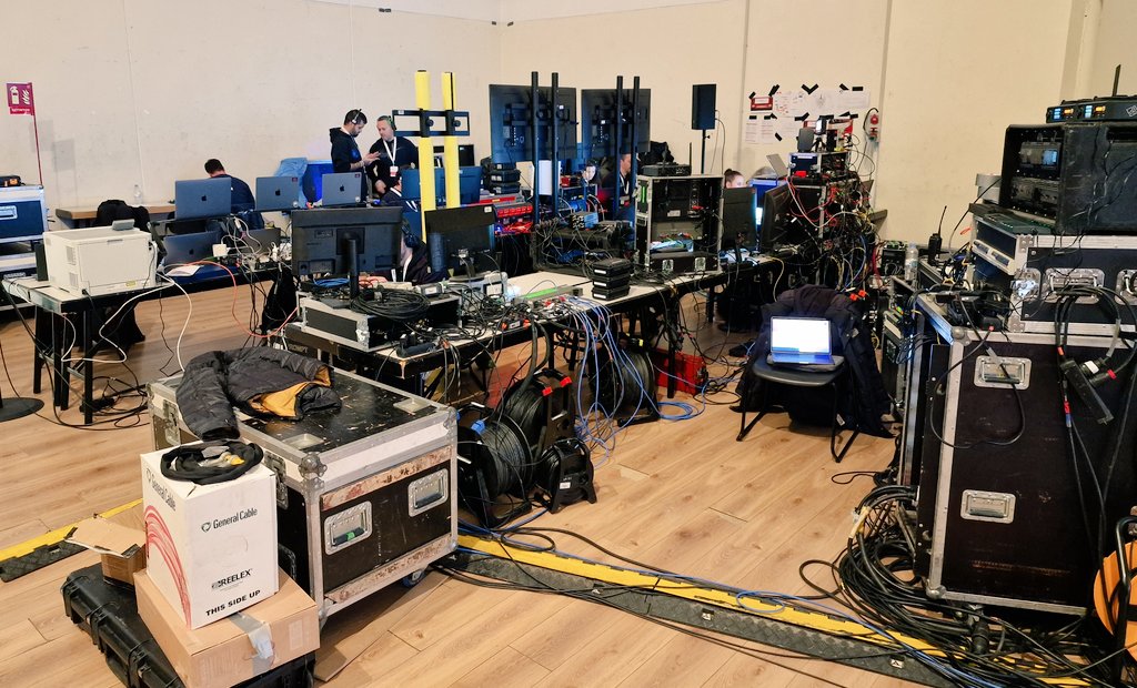 JFG68's tweet photo. Anverso y reverso de una Junta de Accionistas. Solo el equipo tecnico necesario supera las 40 personas. Todo preparado. Empezamos a las 11:30 (GTM+1) #JGAMAPFRE . Únete al streaming en 👉 https://t.co/HyQzf3X2ap https://t.co/js6AL5SnMp