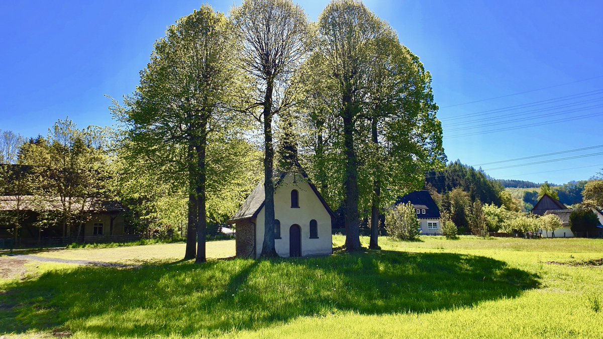 deinsauerland's tweet photo. Kleine #Kapellen wie diese hier in #Altfinnentrop gibt es überall im #Sauerland zu entdecken und prägen unsere #Region. Und wenn sie dann auch noch so #idyllisch gelegen sind, dann eignen sie sich perfekt als #Fotomotiv. Wow!

Foto: Carsten Engel https://t.co/vPUh0GmuXu