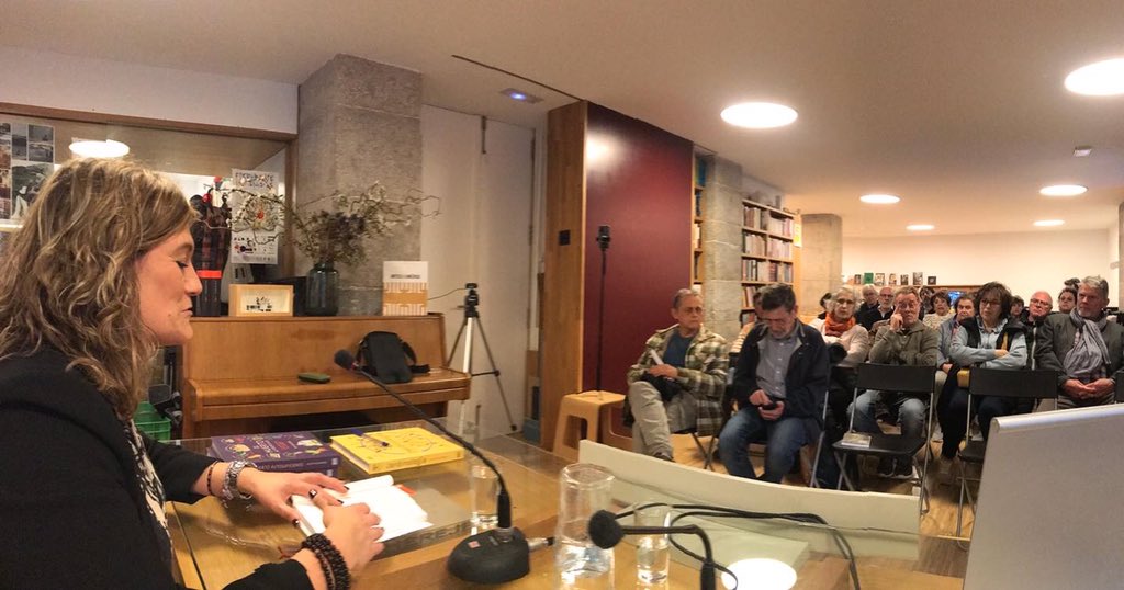 MiquelCarr's tweet photo. Ayer fue todo un placer presentar #PolloconMangos @icariaeditorial ante tanta gente en la @libreriagil en #Santander con Adriana Villegas. Gracias a la gente de la @CantabriaONGD por hacerlo posible. https://t.co/U32DxSQtvH