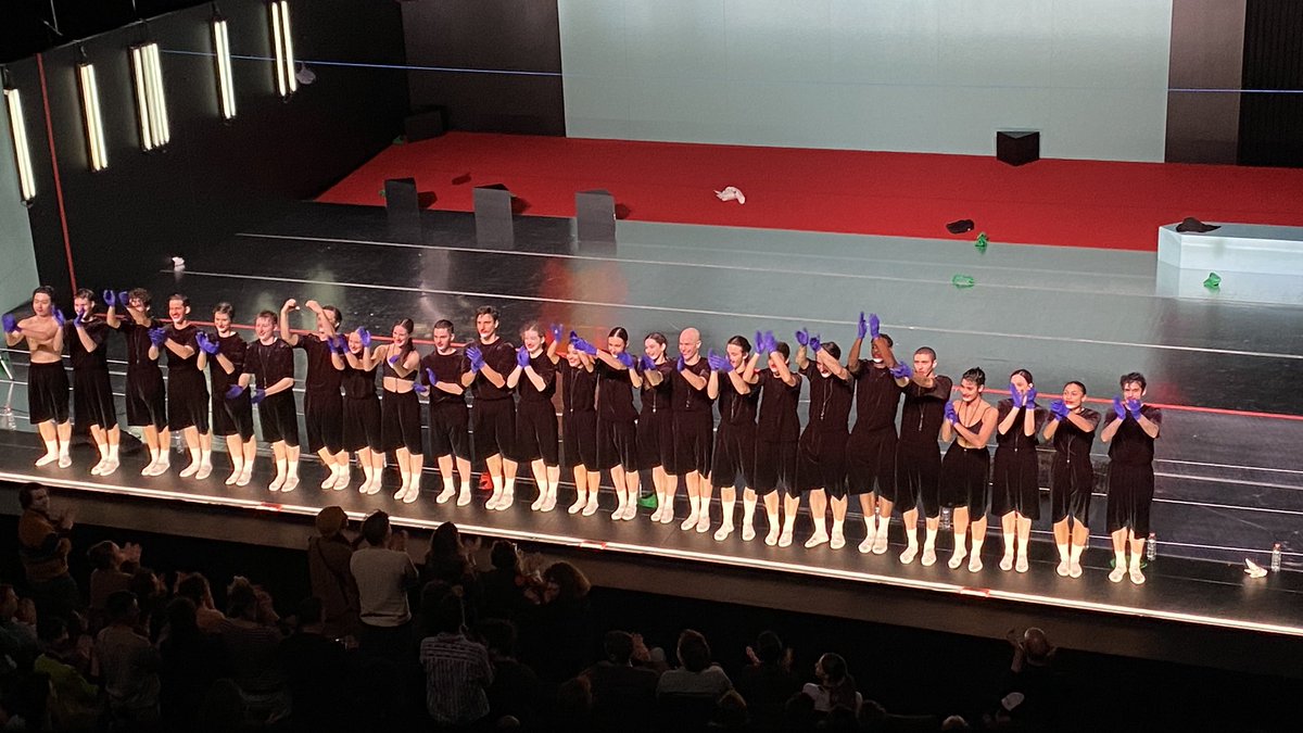 Canine Jaunâtres 3, un curieux titre pour un énigmatique spectacle de la chorégraphe cap-verdienne Marlène Monteiro Freitas, avec 27 danseurs du Ballet de l’Opera de Lyon munis d’un dossard n°3 qui exécutent des mouvements rituels et robotiques. Fascinant !