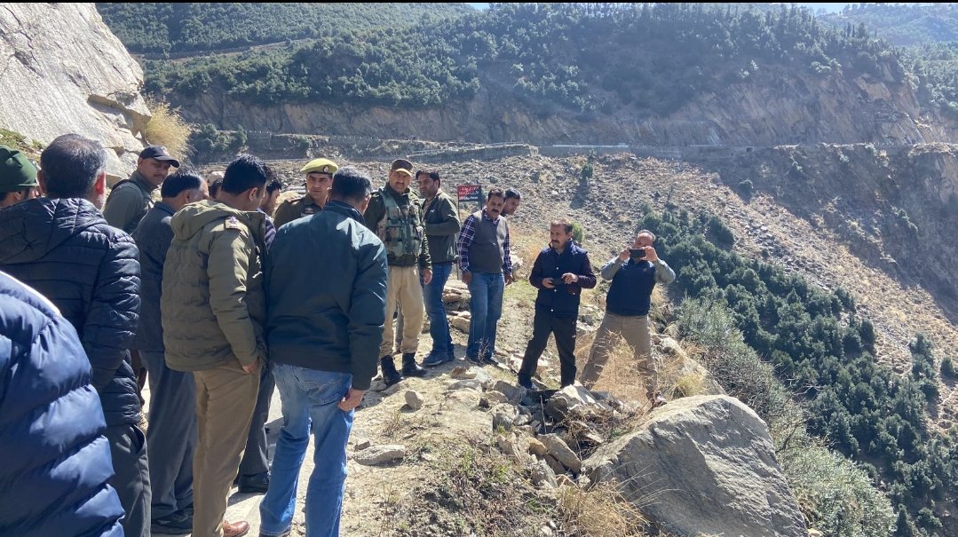 all__update's tweet photo. @RedCross @timesofindia
#like #views #comment
Red Cross Kishtwar
Sir Just Deputy Commissioner Kishtwar Dr Devansh Yadav IAS along with DSP ,ARTO,NHIDCL offical,R&amp;B Offical,SHO Kishtwar visit Yesterday Accident Spot . https://t.co/4nwQVzA3ES