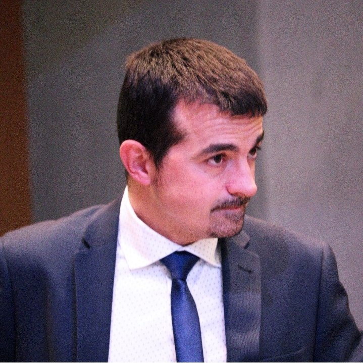 🗣️Avui abordem l'acord d'associació amb la UE amb l'exconseller i membre de <a href="/Terceravia_and/">Terceravia</a>, <a href="/alis_oliver/">Oliver Alis Salguero</a>. 
⛹🏻I al #febreesport, el fisio Adrià López.

📻102.3FM i 92.1FM
💻Cadenaser.ad  📱app SER