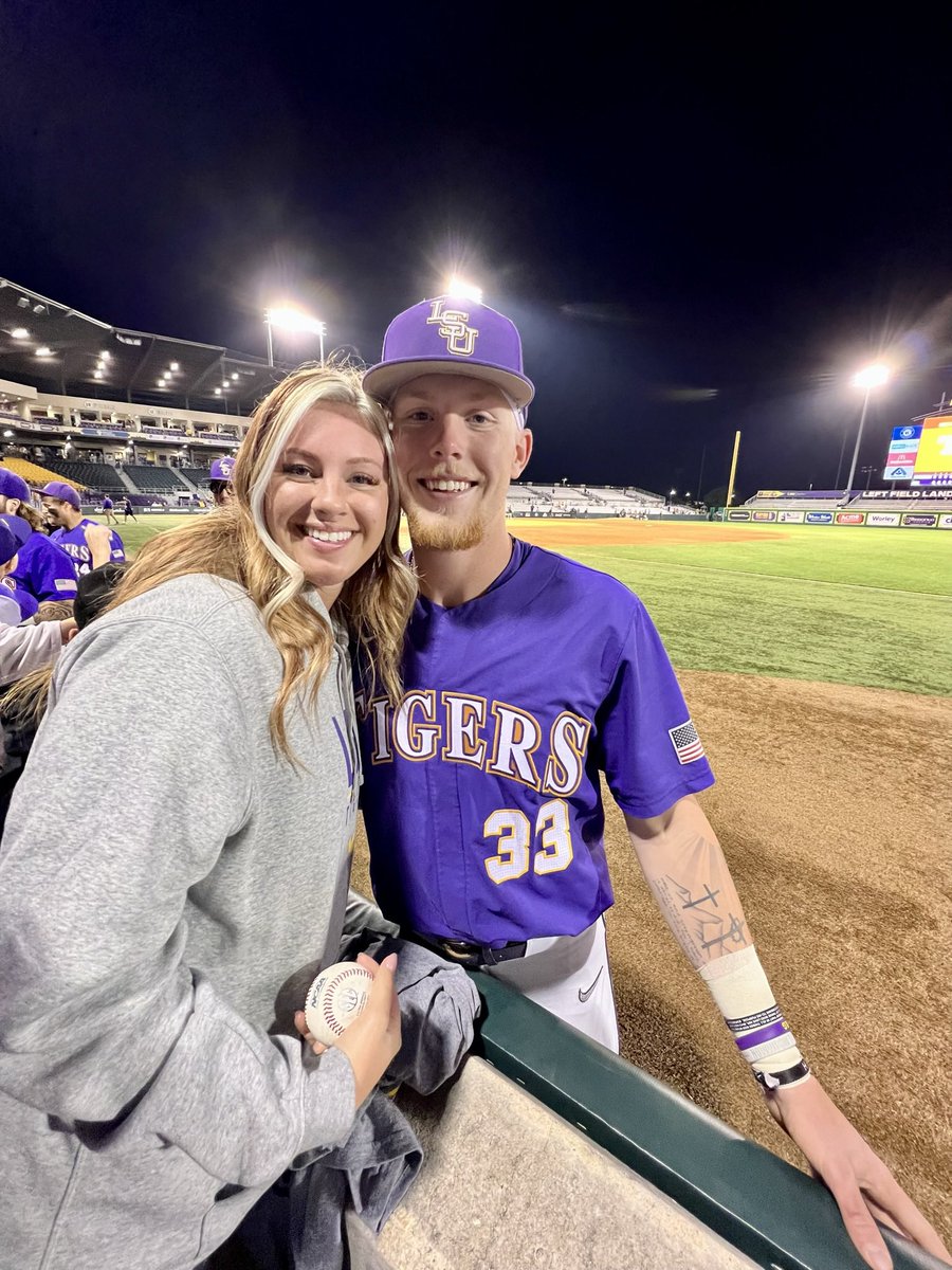 KnoIinFries's tweet image. Happy birthday to the coolest kid I know!! #20 #lsutiger