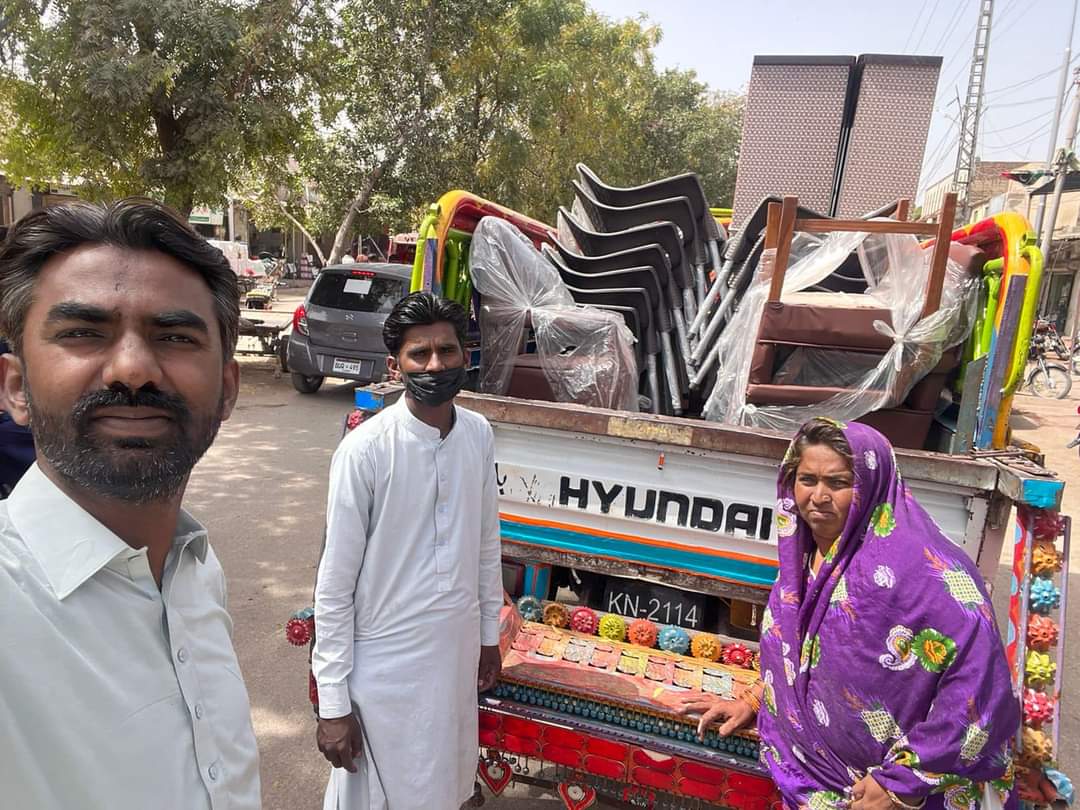 سانا طرفان آسو ڪولھي اسڪول لاء فرنيچر ڏنو پيو وڃي
سانا طرفان عمرڪوٽ ويجھو سالن کان اسڪول ھلائيندڙ آسو ڪولھي جي اسڪول لاء اعلانيل فرنيچر پھچائڻ جي شروعات ٿي چڪي آھي. پھرين مرحلي ۾ الماڙي، شوڪيس، آفيس ٽيبل، مھمانن ۽ آفيس توڙي استادن لاء ڪرسيون ڏنيون ويون آھن. 👍