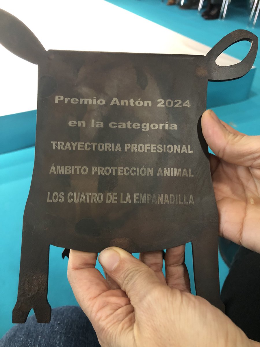 GALARDÓN “ANTÓN” A LA PROTECCION ANIMAL DE AMVAC AMVAC Asociación Madrileña de Veterinarios de Animales de Compañía Ayer fue un día muy especial, recibimos el galardón a la Protección Animal en IFEMA. A la trayectoria al rescate y salvamento animal. Siempre 4 ❤️❤️❤️❤️