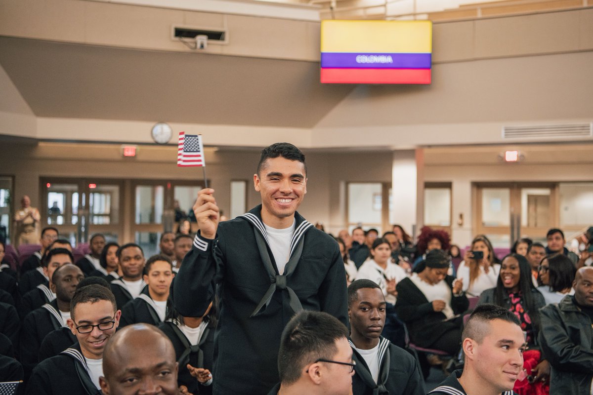 NavyRTC's tweet photo. Congratulations to the Recruits and Sailors who pledged the Naturalization Oath of Allegiance to the UniCongratulations to the Recruits and Sailors who pledged the Naturalization Oath of Allegiance to the United States of America!

🇺🇸 #RTC #Bootcamp #naturalizationceremony https://t.co/JTOWvx4SB2