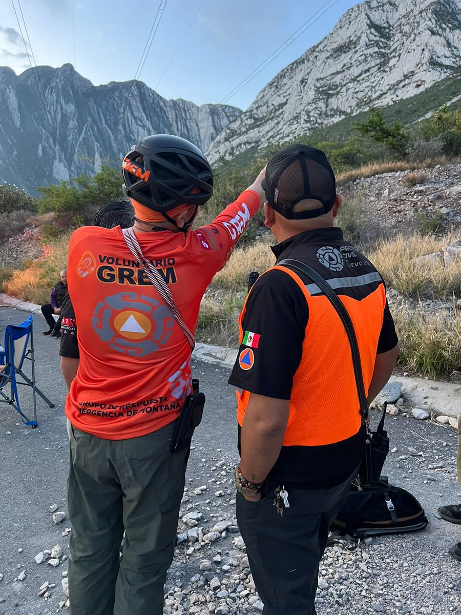 AleGon_27's tweet photo. #AHORA | Reanudan labores de búsqueda de hombre extraviado en La Huasteca, #SantaCatarina . ⛰️

Protección civil Nuevo León y Protección Civil Jaguares acuden hasta la Autopista Saltillo Km 40, en Santa Catarina NL.

Autoridades refieren que los familiares ubican el celular por medio del gps en esa ubicación.

La unidad informo que se hizo contacto con personal de municipio, el cual informa durante la tarde estuvieron realizando vuelos con drones sin localizarlo, al momento se está realizando la búsqueda mediante las coordenadas del celular.

En el lugar se encuentra apoyando en las operaciones de búsqueda  personal del GREM, PC Nuevo León, PC Santa Catarina, Senderistas y amigos sin visualizar nada. 

Los familiares se encuentran en la parte baja. 

@EnfoqueMty @MtyFollow
