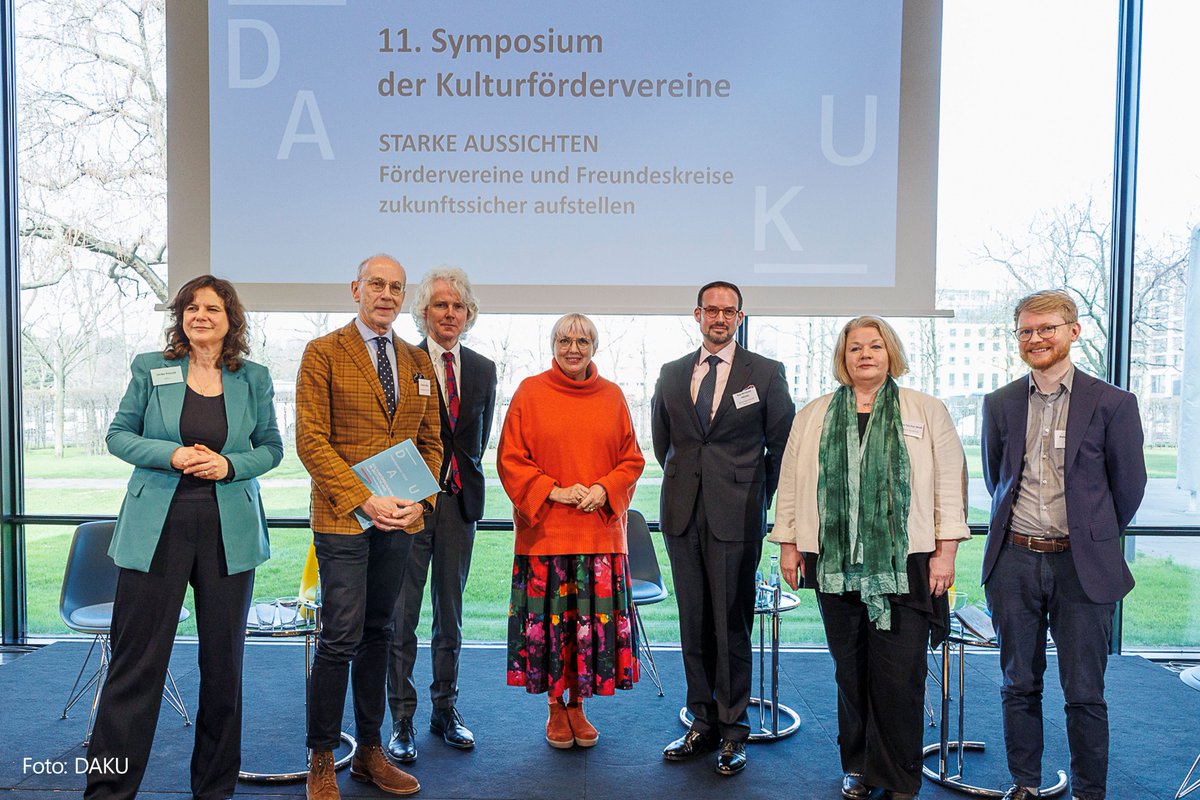 BKM Kultur & Medien (@bundeskultur) on Twitter photo Symposium der Kulturfördervereine über deren Rolle in unserer Gesellschaft. Claudia #Roth erhielt dazu ein Impulspapier des <a href="/DAKU_eV/">DAKU Dachverband der Kulturfördervereine e. V.</a>. „Kulturfördervereine sind Brückenbauer, sie pflegen demokratisches Miteinander und ermöglichen kulturelle Teilhabe.“
Mehr: kulturfoerdervereine.eu Symposium der Kulturfördervereine über deren Rolle in unserer Gesellschaft. Claudia #Roth erhielt dazu ein Impulspapier des <a href="/DAKU_eV/">DAKU Dachverband der Kulturfördervereine e. V.</a>. „Kulturfördervereine sind Brückenbauer, sie pflegen demokratisches Miteinander und ermöglichen kulturelle Teilhabe.“
Mehr: kulturfoerdervereine.eu