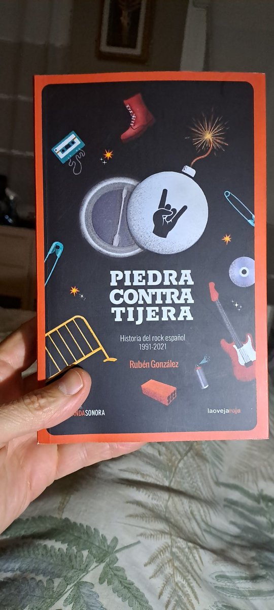 Dice nuestro amigo @rubenembrujo : 'El rock es lo suficientemente sencillo y divertido como para que haya siempre gente joven dispuesta a tocarlo”.
Mi hijo está en ello. Bajista en un proyecto de grupo. Ojalá le vea tocando ante público. 🤘Mientras, sigo leyendo....