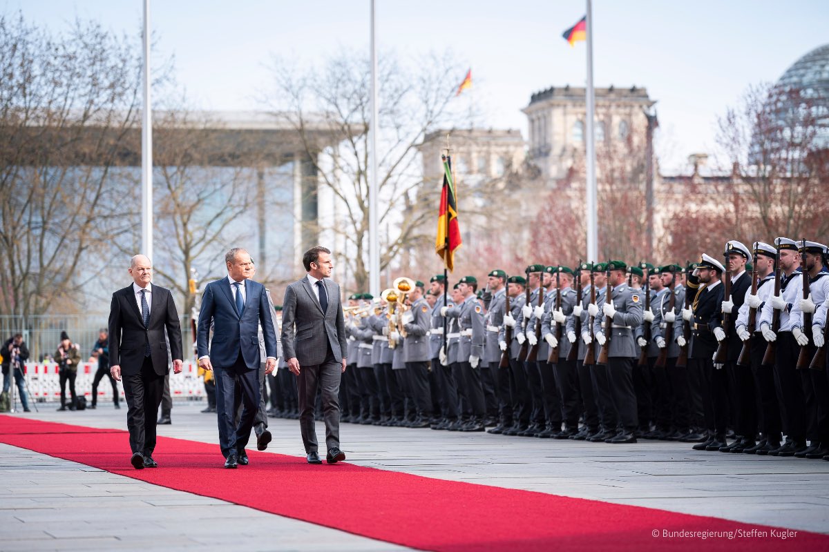 In Berlin empfängt @Bundeskanzler Scholz den französischen Präsidenten @EmmanuelMacron und den polnischen Premierminister @donaldtusk. Das gemeinsame Statement ab 16 Uhr im Livestream: bundesregierung.de/breg-de/mediat…