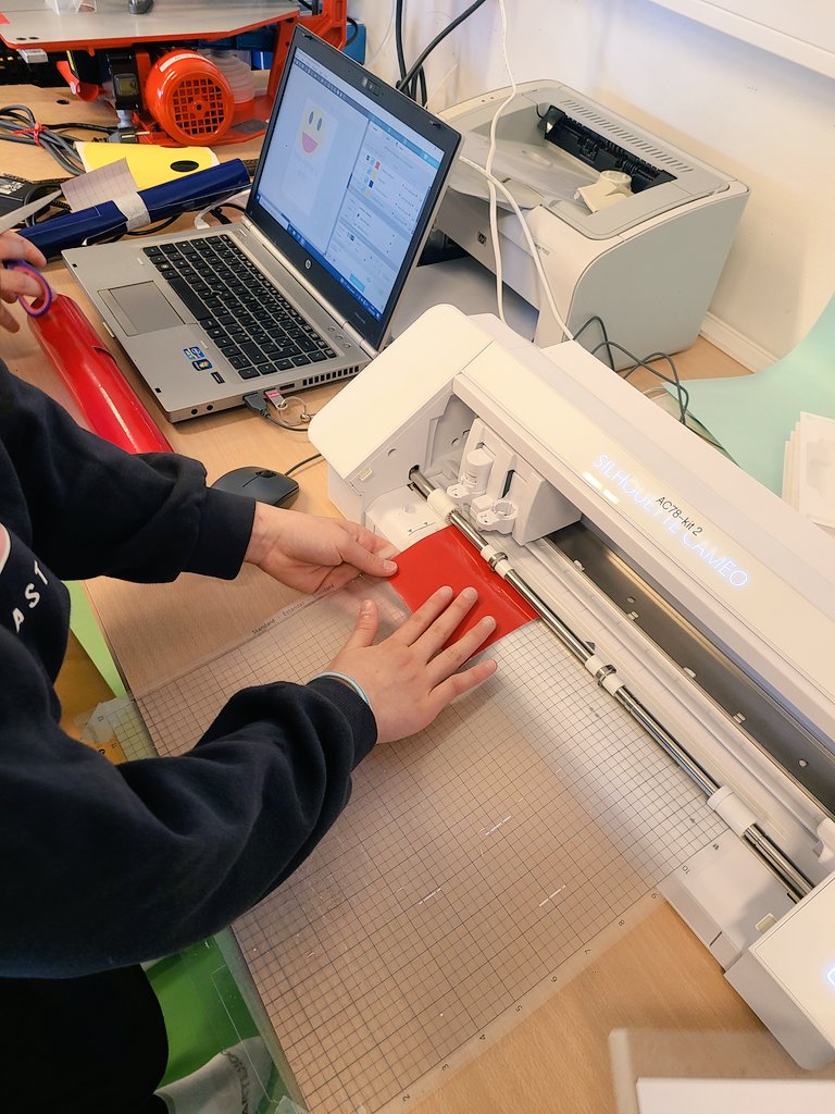 Lechne5's tweet image. 🔎En immersion au coeur du  #fablabalecole Verlaine de @VilleMontigny78 
✅️ Des élèves qui coopèrent et mutualisent leurs compétences autour des outils numériques👩‍💻
Un projet innovant et stimulant pour tous !👏@RossignolLorene