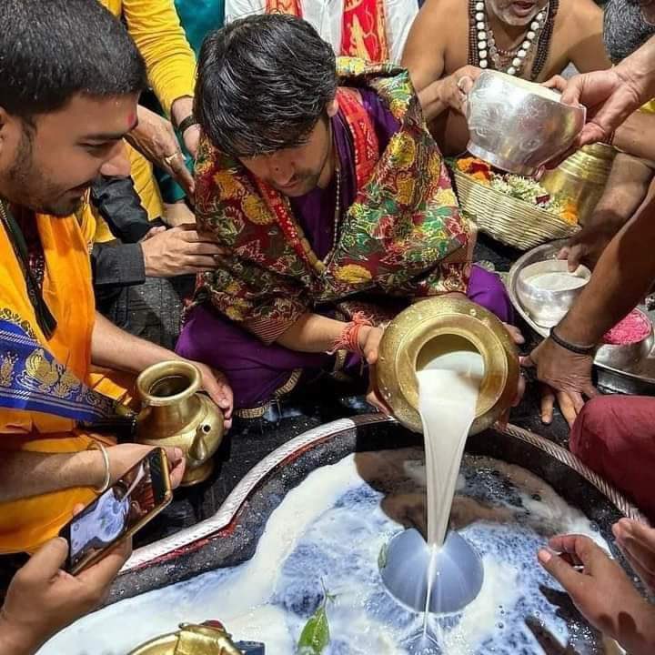 neelkantbakshi's tweet photo. ये 5 लाख की भीड़ बाबा बैद्यनाथ जी की धरती पर बाबा बागेश्वर जी को प्रणाम करते हुए,
साथ में भाई सांसद @nishikant_dubey जी जिनके सौजन्य से आज ये सफल आयोजन हो पाया🙏🏻👍
#BageshwarDhamSarkar #Deoghar 
@bageshwardham 🙏🏻🙏🏻 
बाबा सबका भला करें   , बोल बम 🙏🏻🙏🏻🙏🏻 https://t.co/sREjVcAzpc
