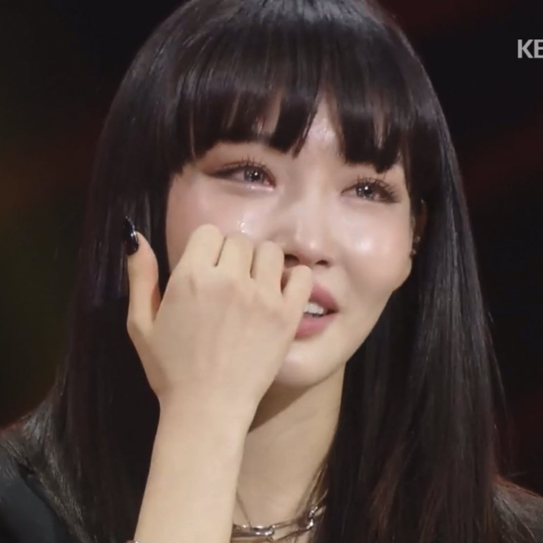 deitychungha's tweet photo. chungha was crying while hyori was reading her letter 🥺🫶 my babyyyyy https://t.co/zZx7vYadNW