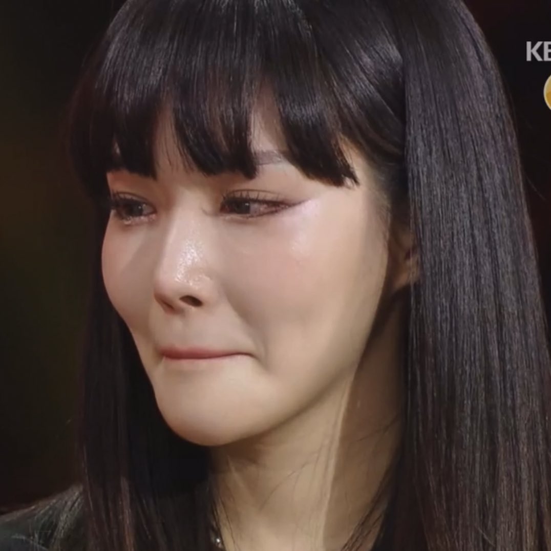 deitychungha's tweet photo. chungha was crying while hyori was reading her letter 🥺🫶 my babyyyyy https://t.co/zZx7vYadNW