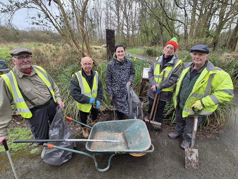 StockportMBC's tweet photo. 🌳 Stockport's Spring Clean campaign has been launched for 2024.

Cllr Grace Baynham headed to Reddish Vale Country Park to launch this year's campaign with park volunteers.

Let's get Stockport gleaming!

Read more: https://t.co/vfbD8ofJD3 https://t.co/dI9me54IHX