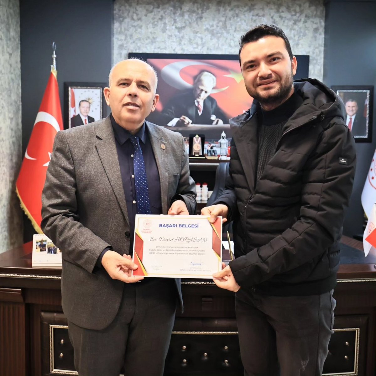 GSB_Denizli's tweet photo. Kurumumuza uzun yıllar hizmet verip tayin olan çalışma arkadaşımız Davut Horasan'a, Gençlik ve Spor İl Müdürümüz Ömer İlman tarafından hizmetleri için teşekkür belgesi verildi.✨✔️ İlman, çalışma arkadaşımıza yeni görev yerinde başarılar diledi. https://t.co/myoF3U2gpY