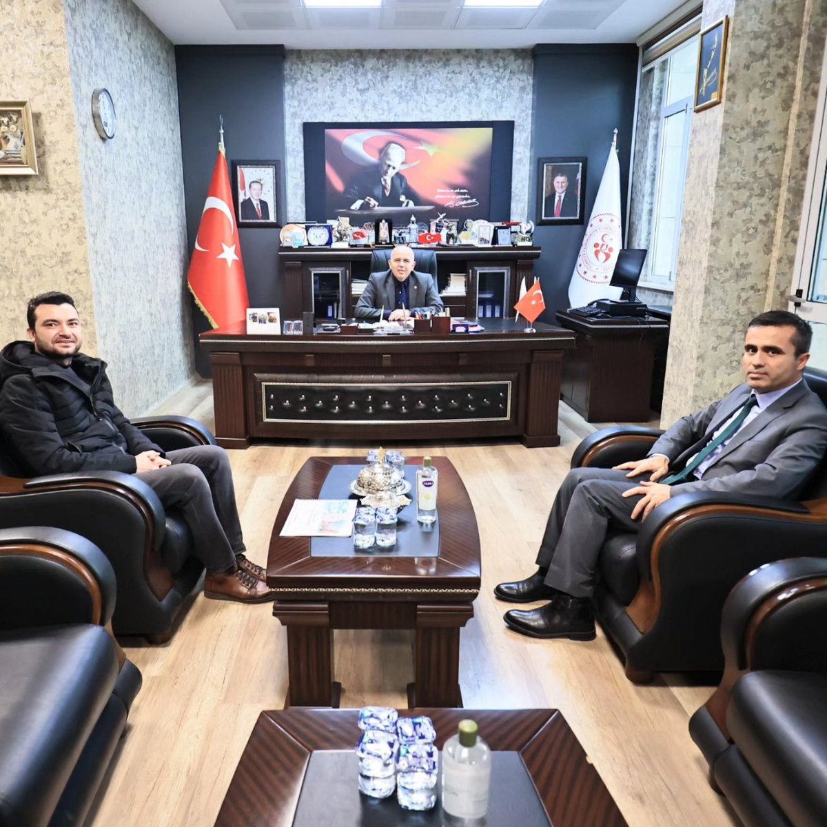 GSB_Denizli's tweet photo. Kurumumuza uzun yıllar hizmet verip tayin olan çalışma arkadaşımız Davut Horasan'a, Gençlik ve Spor İl Müdürümüz Ömer İlman tarafından hizmetleri için teşekkür belgesi verildi.✨✔️ İlman, çalışma arkadaşımıza yeni görev yerinde başarılar diledi. https://t.co/myoF3U2gpY