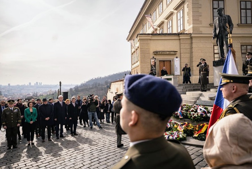 Před 85 lety napochodovala vojska wehrmachtu do Prahy a byl vyhlášen Protektorát Čechy a Morava. Nikoho jsme tehdy nezajímali. Za pár měsíců pak vypukla světová válka... Podobnost s obsazením Krymu Ruskem a následnou válkou na Ukrajině není náhodná. Ustupovat zlu se prostě nesmí!