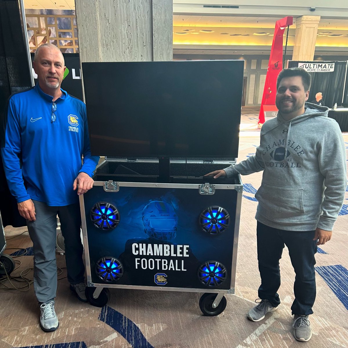 Chamblee football 🏈‼️ What's a bigger flex for your team than having a Huddlbox?! 💪 🔊🔥 Let's chat and get you hooked up: 📞 251-281-0010 📧 sales@huddlbox.com huddlbox.com #sports #chambleefootball #esports #sportsphotography #sportster #like #football