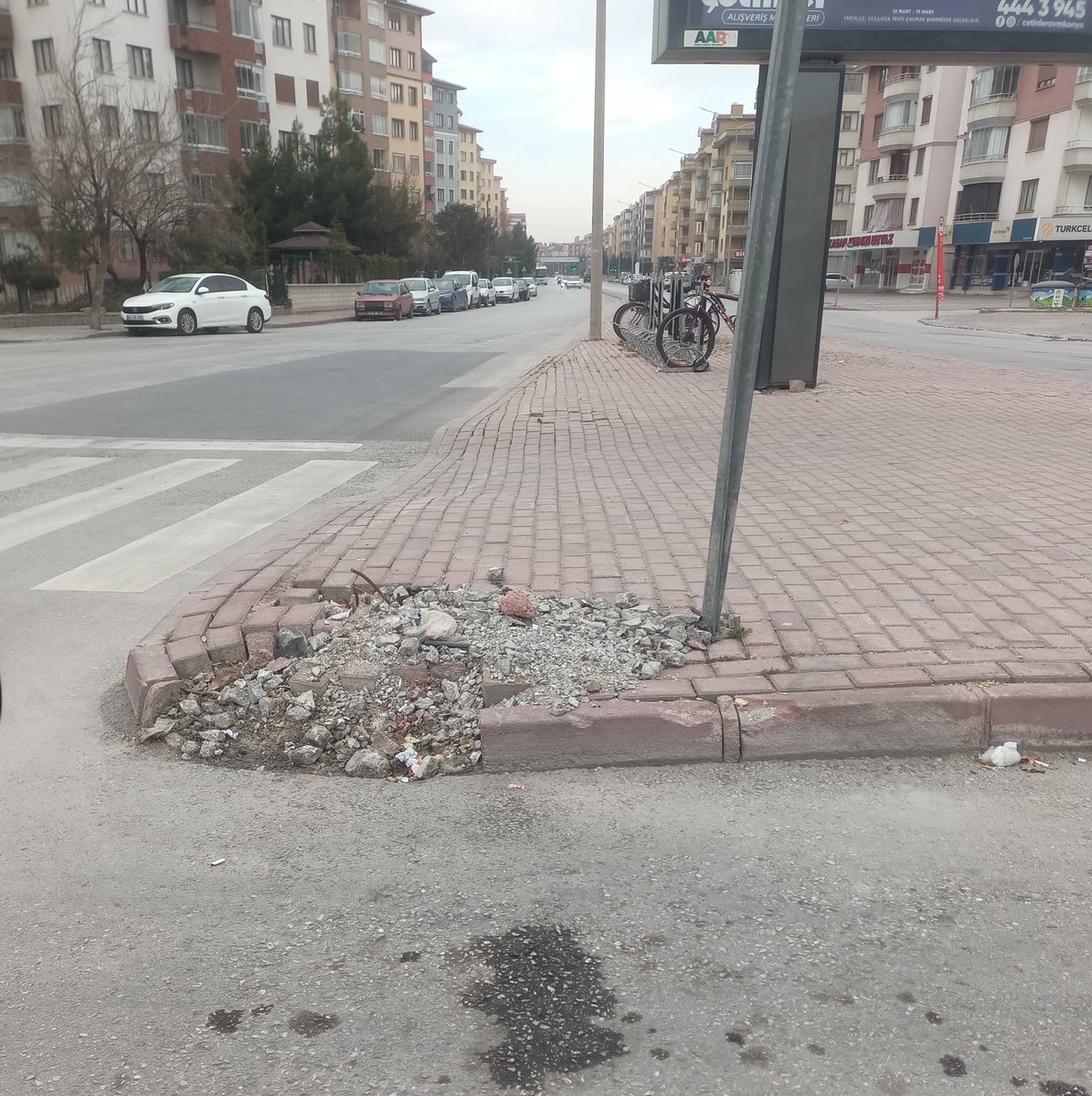 hsynsaydam's tweet photo. Burası Karatay. Haberlere bakarsanız devasa işler yapıyorlar. Milyonluk, milyarlık bütçeler. Vatandaşın her gün gelip geçtiği caddeler, kaldırımlar, parklar ise bakımsız. Kendi işlerinden başka her işi yapıyorlar. Yeni değil aylardır böyle.  Takip ediyorum bakalım yapacaklar mı? https://t.co/2oGVSbdX1G
