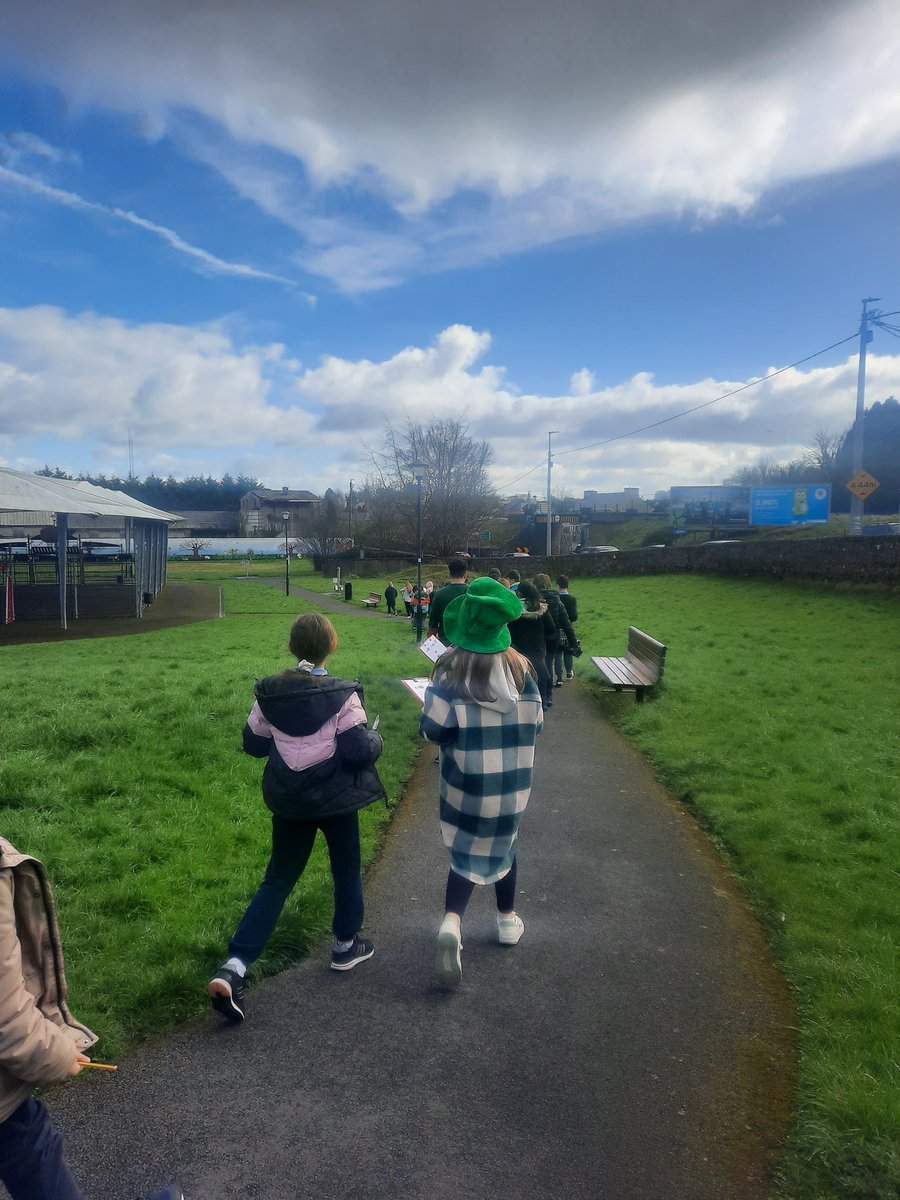 Chuaigh rang a ceathair ar shiúlóid dúlra chun comharthaí an earraigh a fheiscint i rith #seachtainnagaeilge #snag ☘️🇮🇪