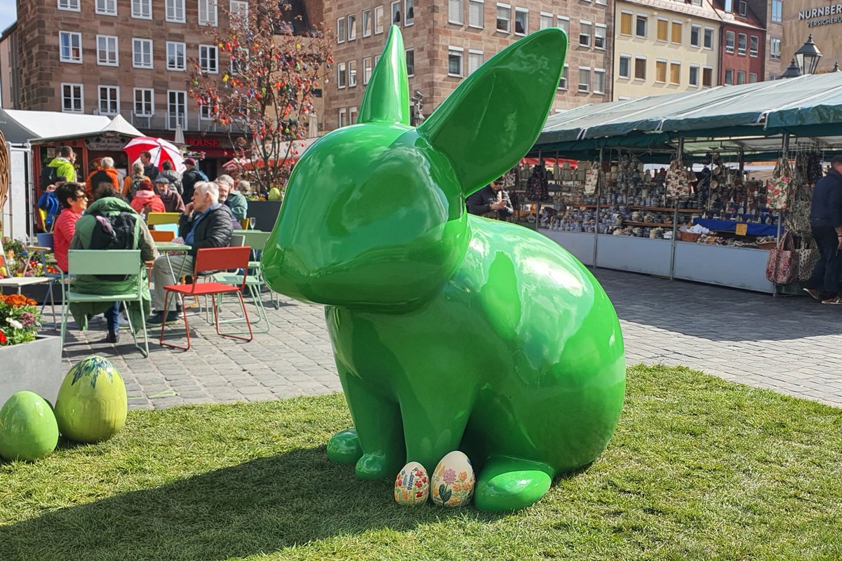 Heute beginnt der Ostermarkt! Bis zum 1. April bekommen Sie auf dem Hauptmarkt in #Nürnberg Keramik, Haushaltswaren sowie köstliche und schöne Dinge aus der Region. Außerdem gibt’s ein Jubiläumsprogramm. Der Markt feiert heuer sein 600-jähriges Bestehen: go.nuernberg.de/MWmomB6I